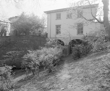 882291 Gezicht op de zijgevel van het gebouw van de Sterrenwacht (Zonnenburg 2) te Utrecht, met onderin de schietgaten ...